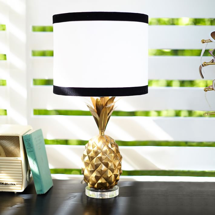the-emily-meritt-pineapple-table-lamp-1-o